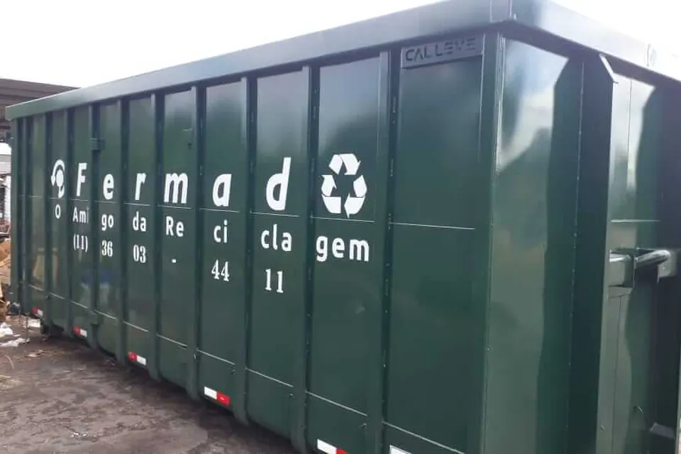 Caçamba roll-on verde da Fermad usada nas coletas